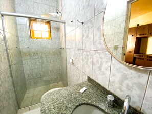 Habitación doble | Baño | Regadera y toallas 