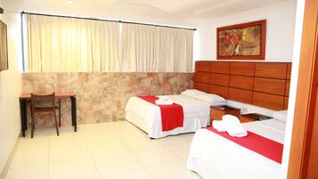 Habitación básica doble, 2 camas matrimoniales | Ropa de cama de alta calidad y minibar