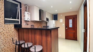 Køleskab, mikrobølgeovn, kaffe-/temaskine, elkedel