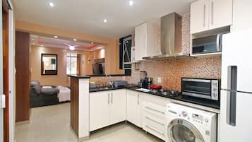 Køleskab, mikrobølgeovn, kaffe-/temaskine, elkedel