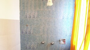 A bathroom with a shower, toilet, and a hand dryer. - Hotel Jordan (Coatzacoalcos)