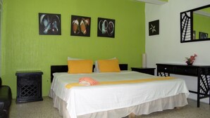A hotel room with a bed, a nightstand, a dresser, and a mirror. - Hotel Jordan (Coatzacoalcos)