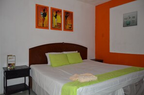 ルーム キングベッド 1 台 | 1 室のベッドルーム、ミニバー、アイロン / アイロン台、WiFi (無料)