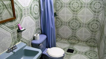 Douche, articles de toilette gratuits, serviettes fournies