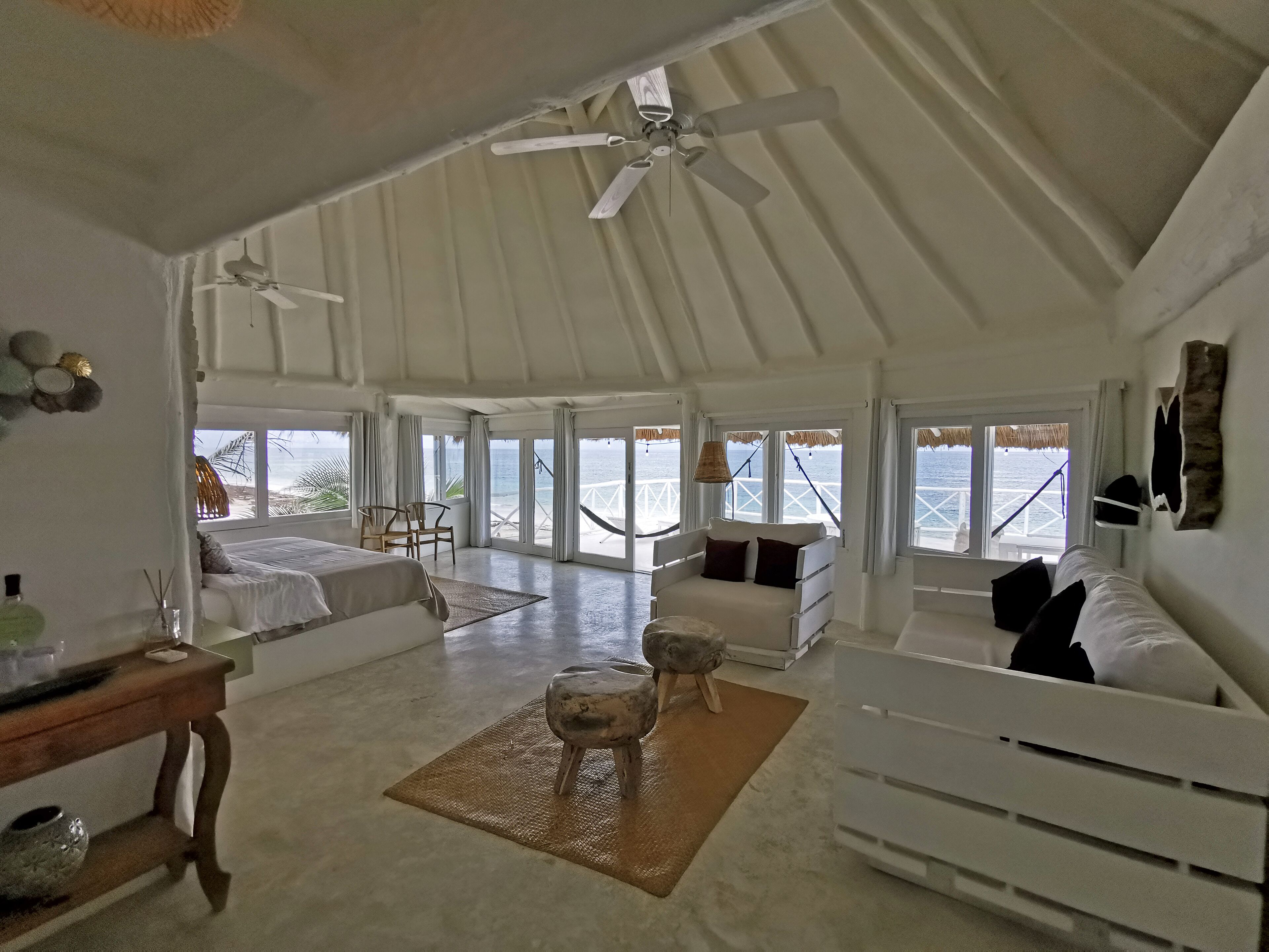 Ropa de cama de alta calidad y caja de seguridad en la habitación 