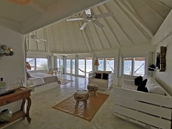 Master Suite Oceanfront Terrace /Jacuzzi