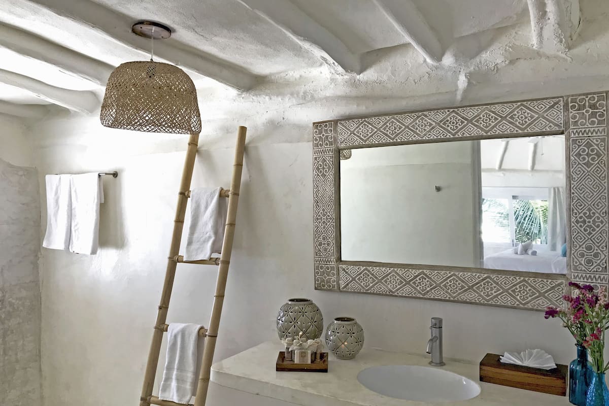 master suite oceanfront terrace /jacuzzi | bathroom sink