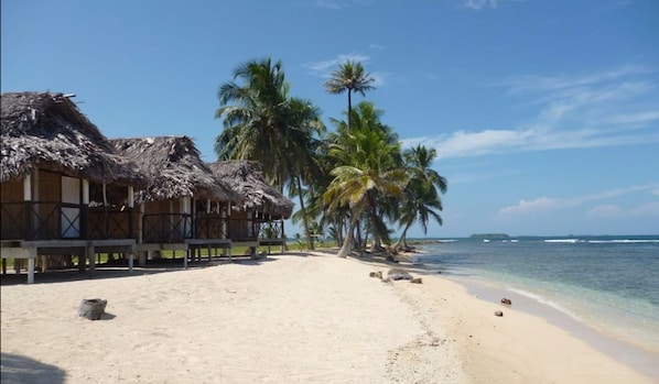 Na praia, areia branca, prática de pesca