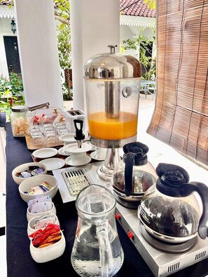 Outdoor dining - Omatha Village (Denpasar)