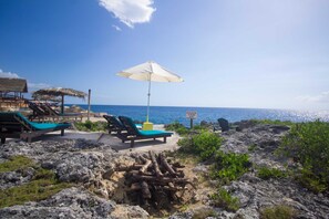 On the beach, white sand, sun loungers, fishing - Sea Breeze Studio (Negril)