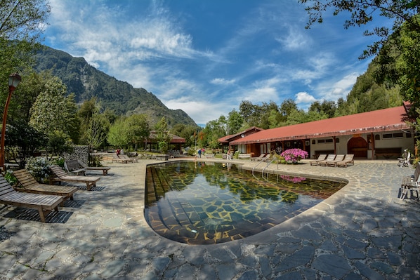 Indoor pool, 5 outdoor pools, pool loungers