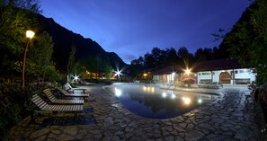 Indoor pool, 5 outdoor pools, pool loungers