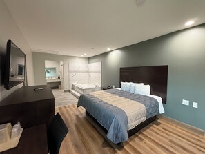 Standard Room, 1 King Bed, Non Smoking, Jetted Tub | Desk, soundproofing, iron/ironing board, free WiFi