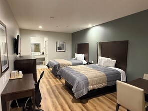 Habitación doble, 2 camas de matrimonio, frigorífico y microondas | Escritorio, sistema de insonorización, tabla de planchar con plancha