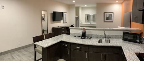 Kylskåp, mikrovågsugn och kaffe- och tebryggare