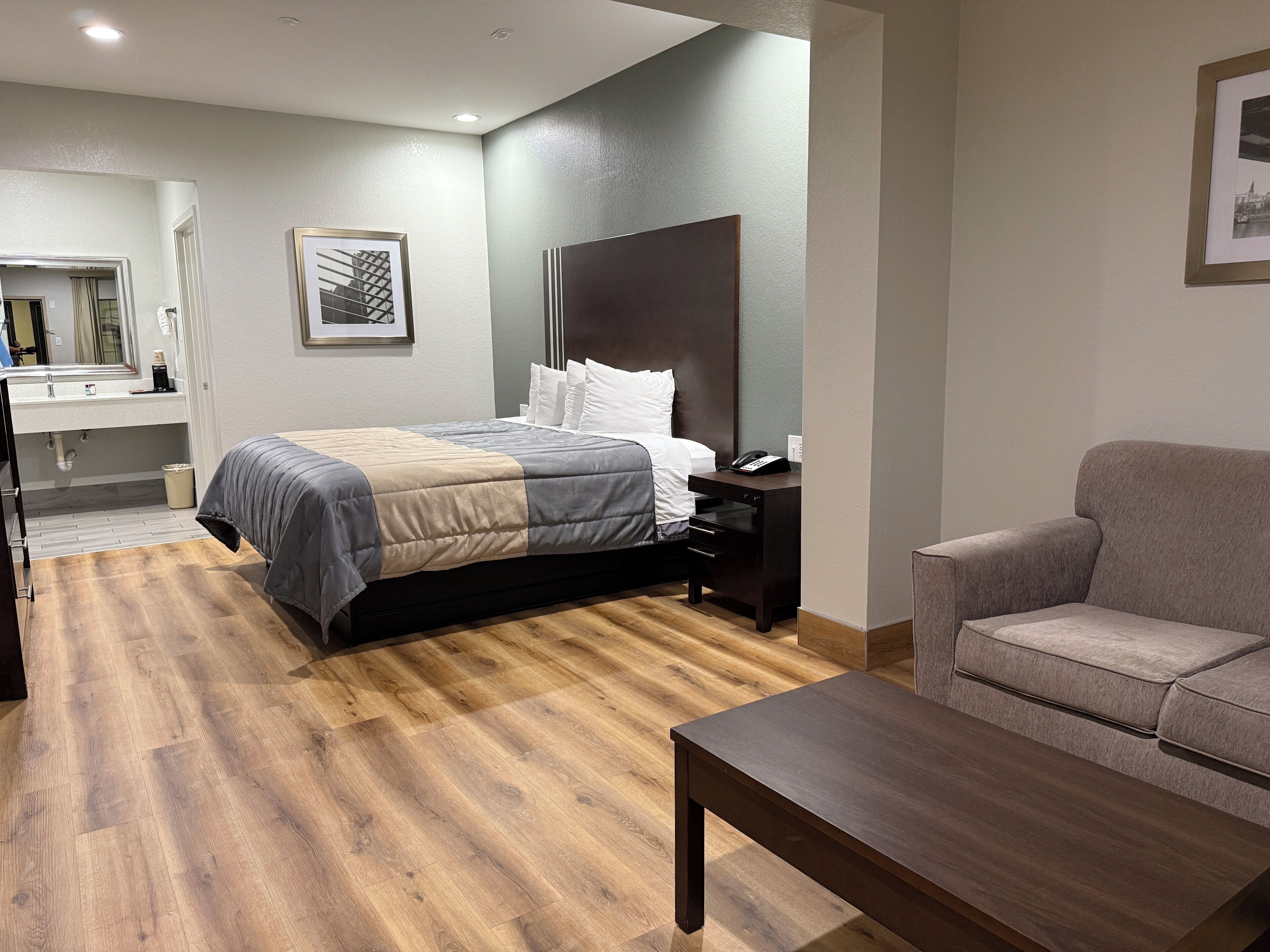 Single Room, 1 King Bed, Non Smoking, Refrigerator & Microwave | Living area | Flat-screen TV