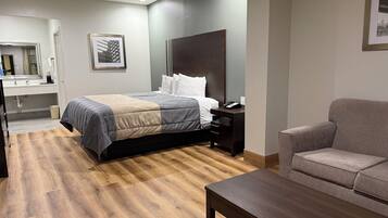 Single Room, 1 King Bed, Non Smoking, Refrigerator & Microwave | Living area | Flat-screen TV