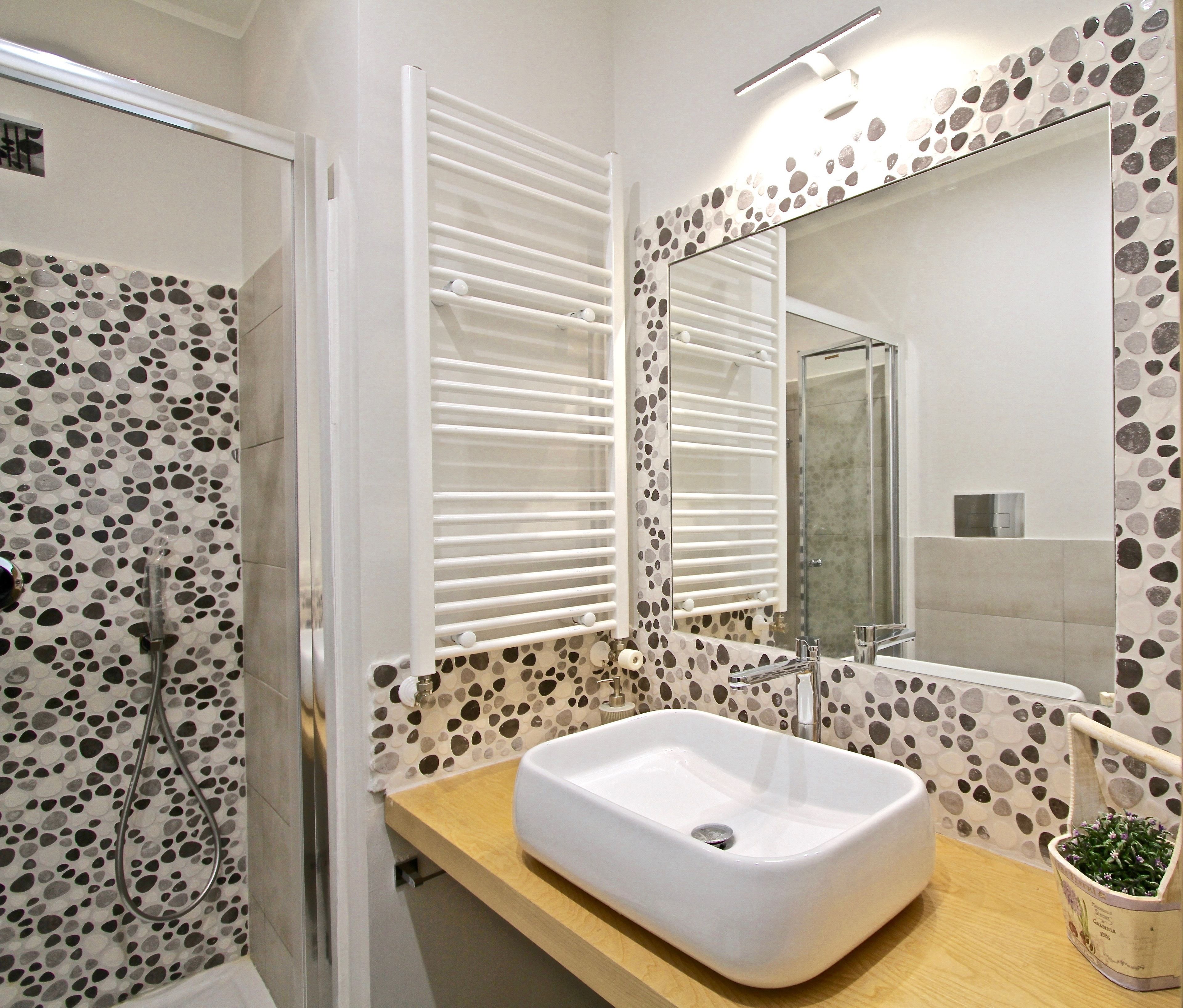 Ein modernes Badezimmer mit einer freistehenden Badewanne, einer Dusche und einem großen Spiegel.