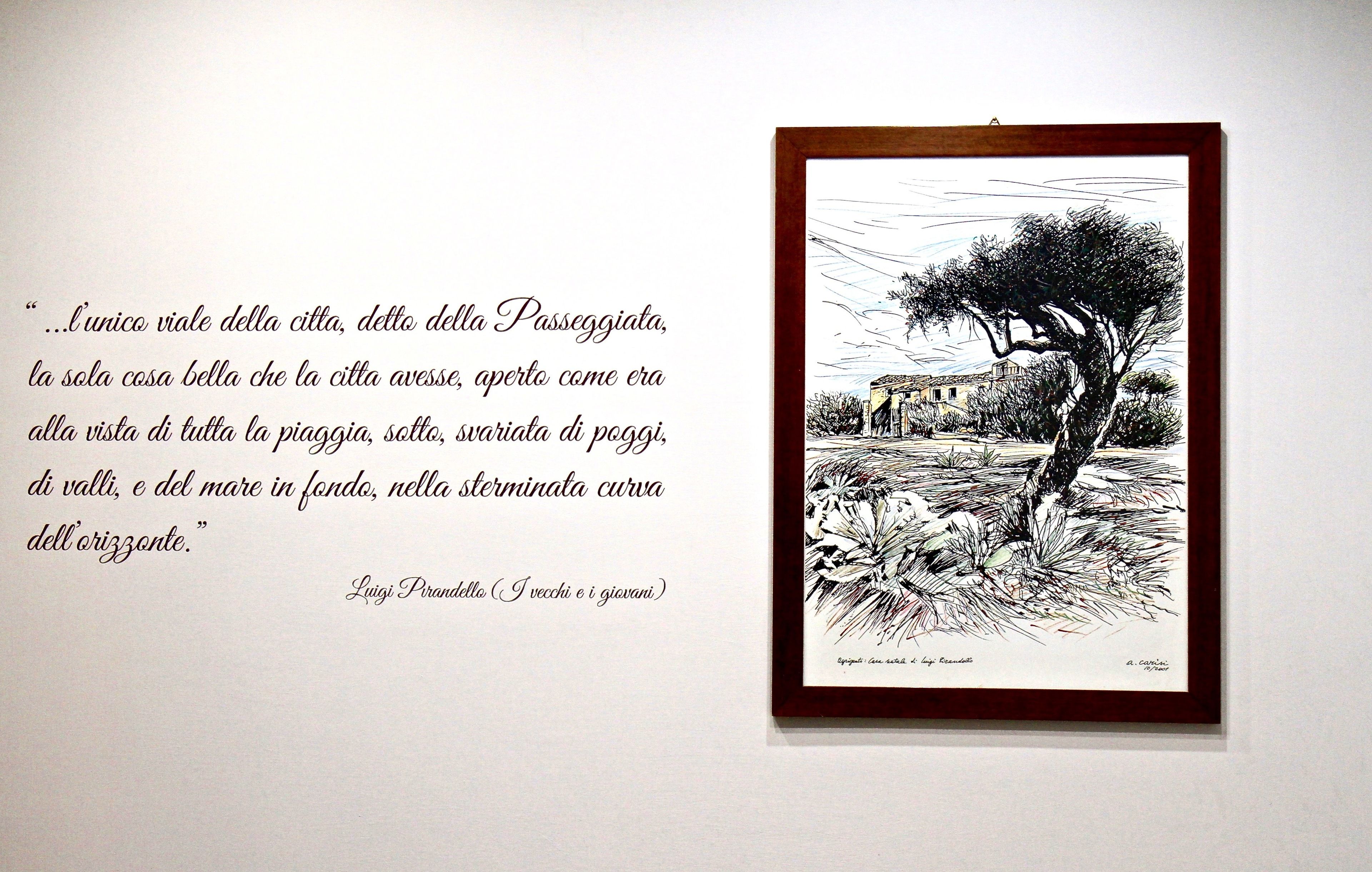 Una cita enmarco de Luigi Pirandello y un boceto en blanco y negro de un paisaje con un árbol.