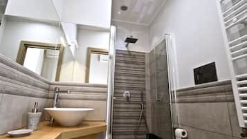 Kahden hengen comfort-huone | Kylpyhuone | Suihku, sadesuihkupää, ilmaiset hygieniatuotteet, hiustenkuivaaja