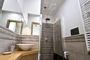 Comfort Double Room | Bathroom | Shower, rainfall showerhead, free toiletries, hair dryer