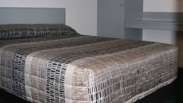 Camera doppia | Biancheria da letto di alta qualità, una scrivania, tende oscuranti