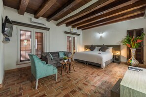 Suite, 1 kingsize-seng | Minibar, safe på rommet, skrivebord og blendingsgardiner