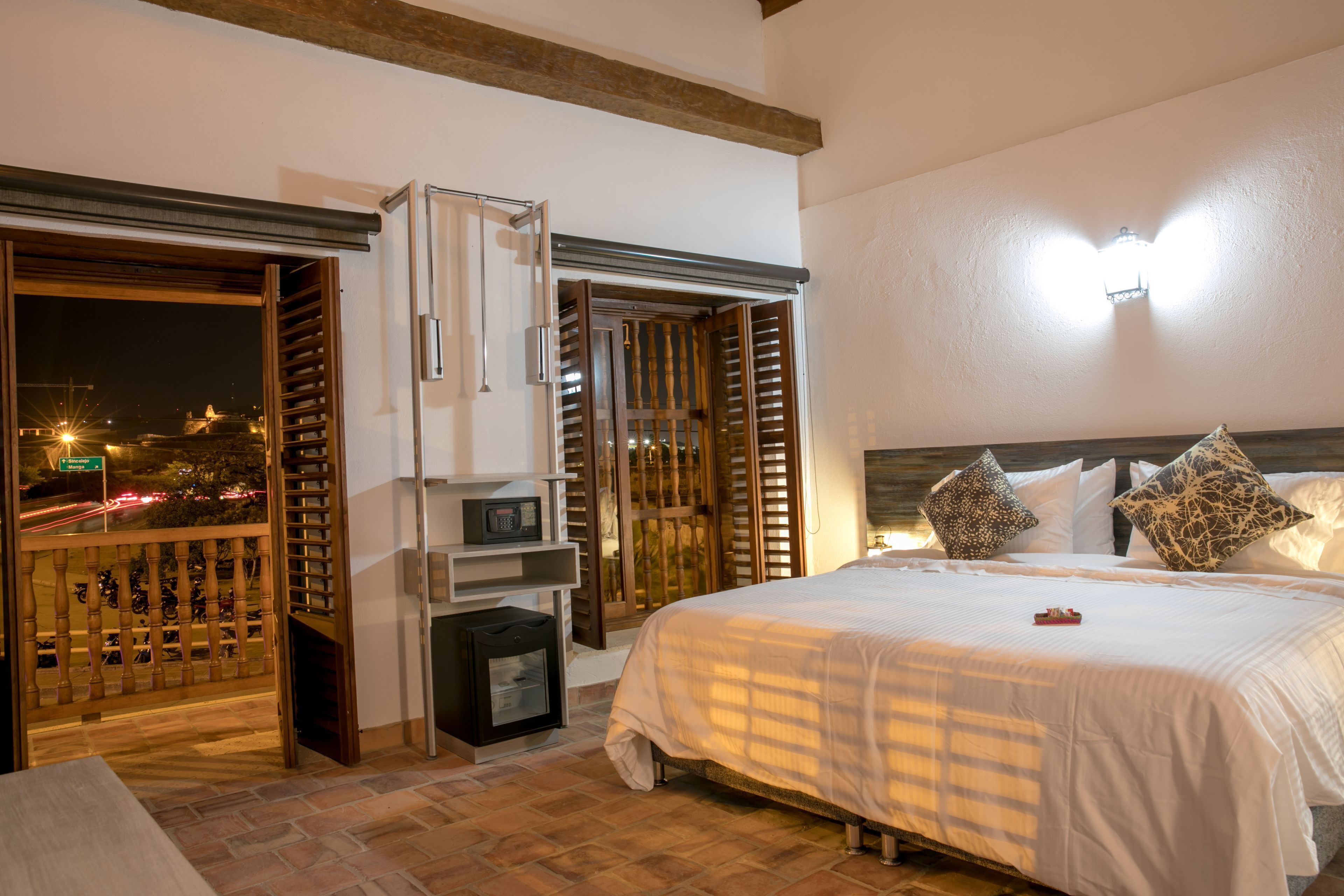 Frigobar, cofres nos quartos, escrivaninha, cortinas blackout