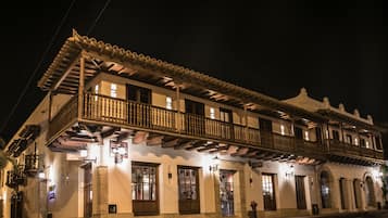 Fassade der Unterkunft – Abend/Nacht