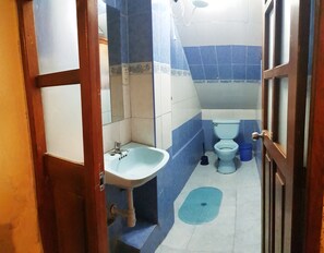 Camera familiare, bagno privato | Bagno | Set di cortesia gratuito, asciugacapelli, asciugamani