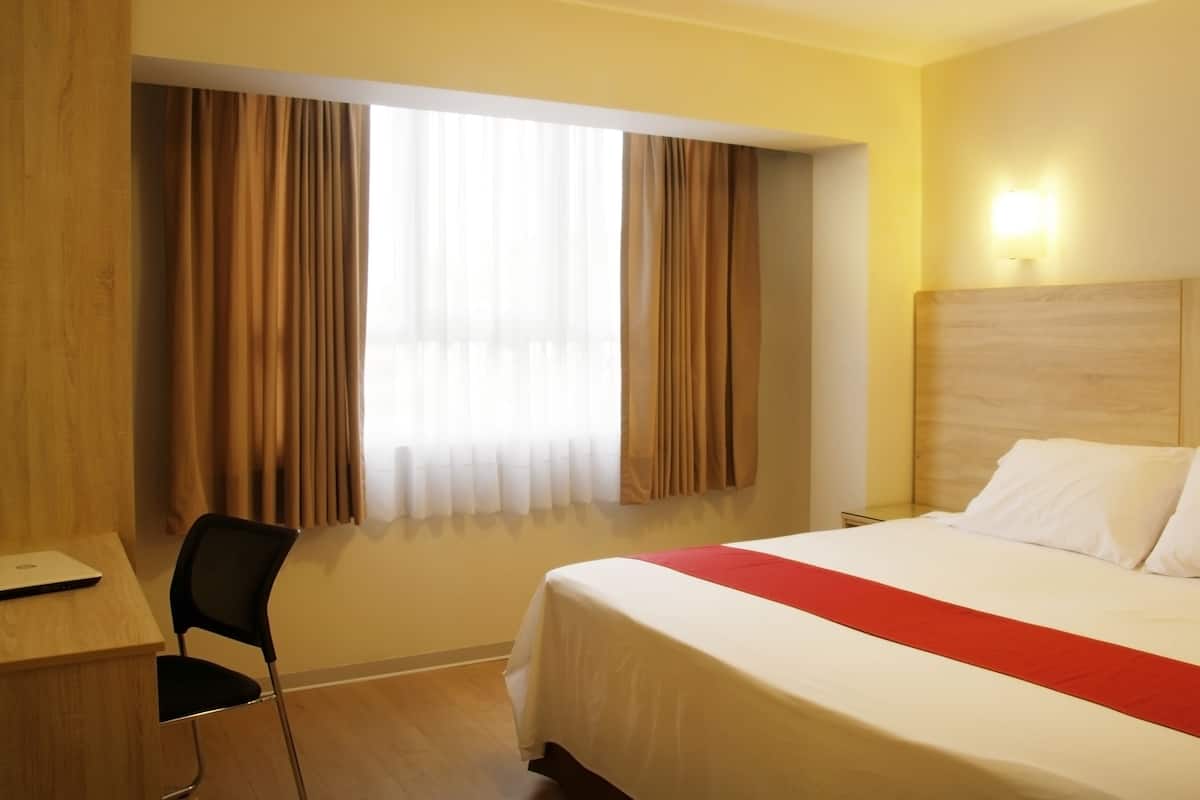 Double Room, 1 King Bed | Desk, soundproofing, iron/ironing board, free WiFi