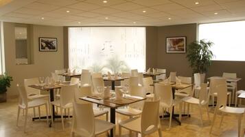 فطور كامل مجانًا يوميًا