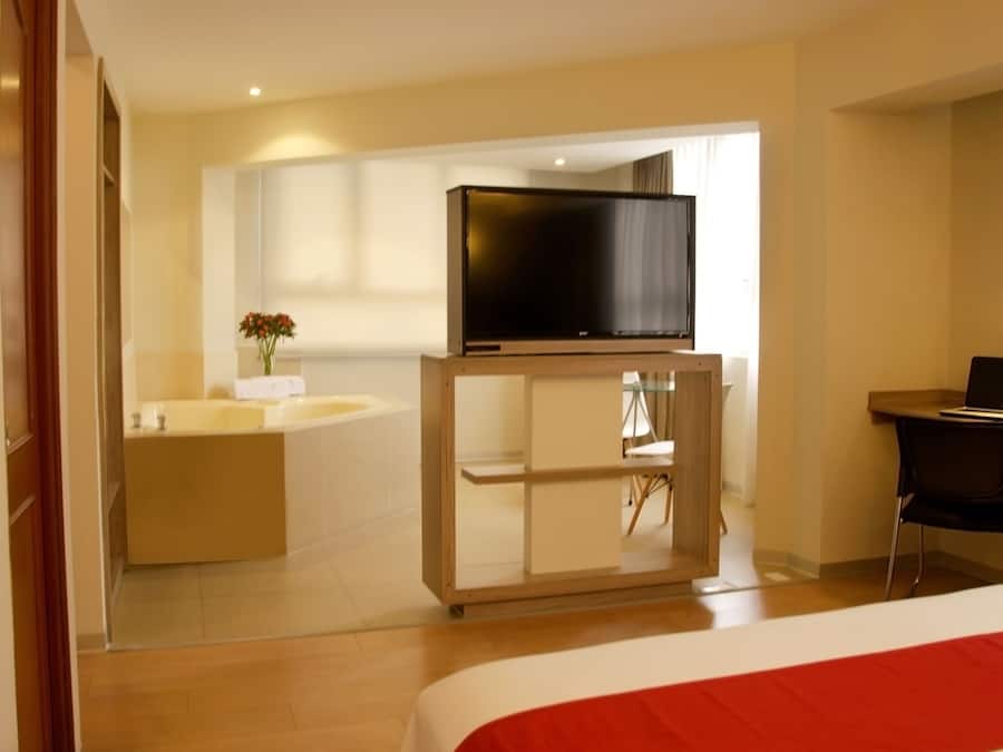 Suite ejecutiva, 1 cama King size | Escritorio, insonorización, tabla de planchar con plancha y wifi gratis