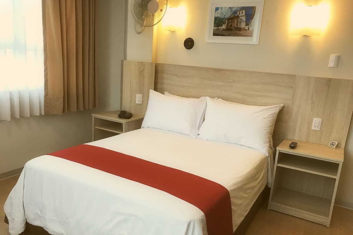 Single Room, 1 Double Bed | Desk, soundproofing, iron/ironing board, free WiFi