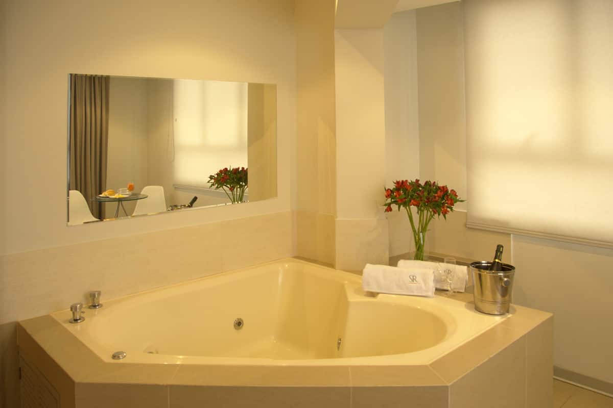 Jetted bathtub