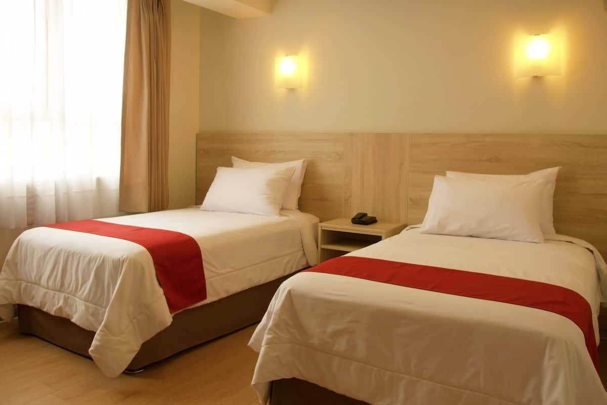 Twin Room, 2 Single Beds | Desk, soundproofing, iron/ironing board, free WiFi