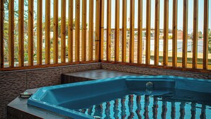 A hot tub under a wooden pergola with a clear view of the surrounding landscape. - Del Valle House (Ica)