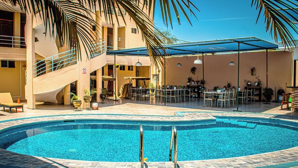A swimming pool with a sun terrace, outdoor seating, and a staircase. - Del Valle House (Ica)