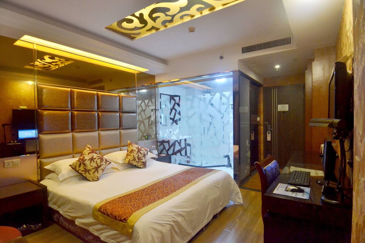 مكتب وستائر تعتيم ومكواة/لوح كي وواي فاي مجانًا