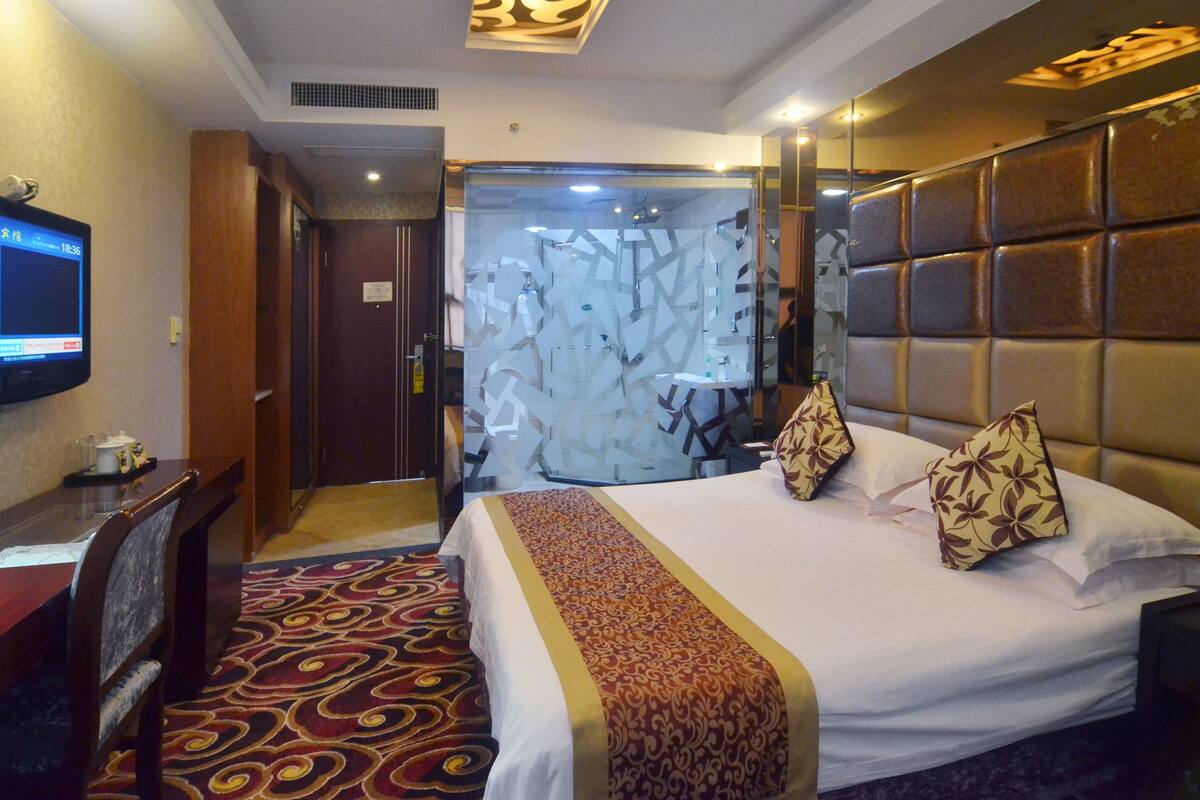 مكتب وستائر تعتيم ومكواة/لوح كي وواي فاي مجانًا