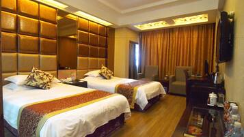 Business Room | Desk, blackout drapes, iron/ironing board, free WiFi