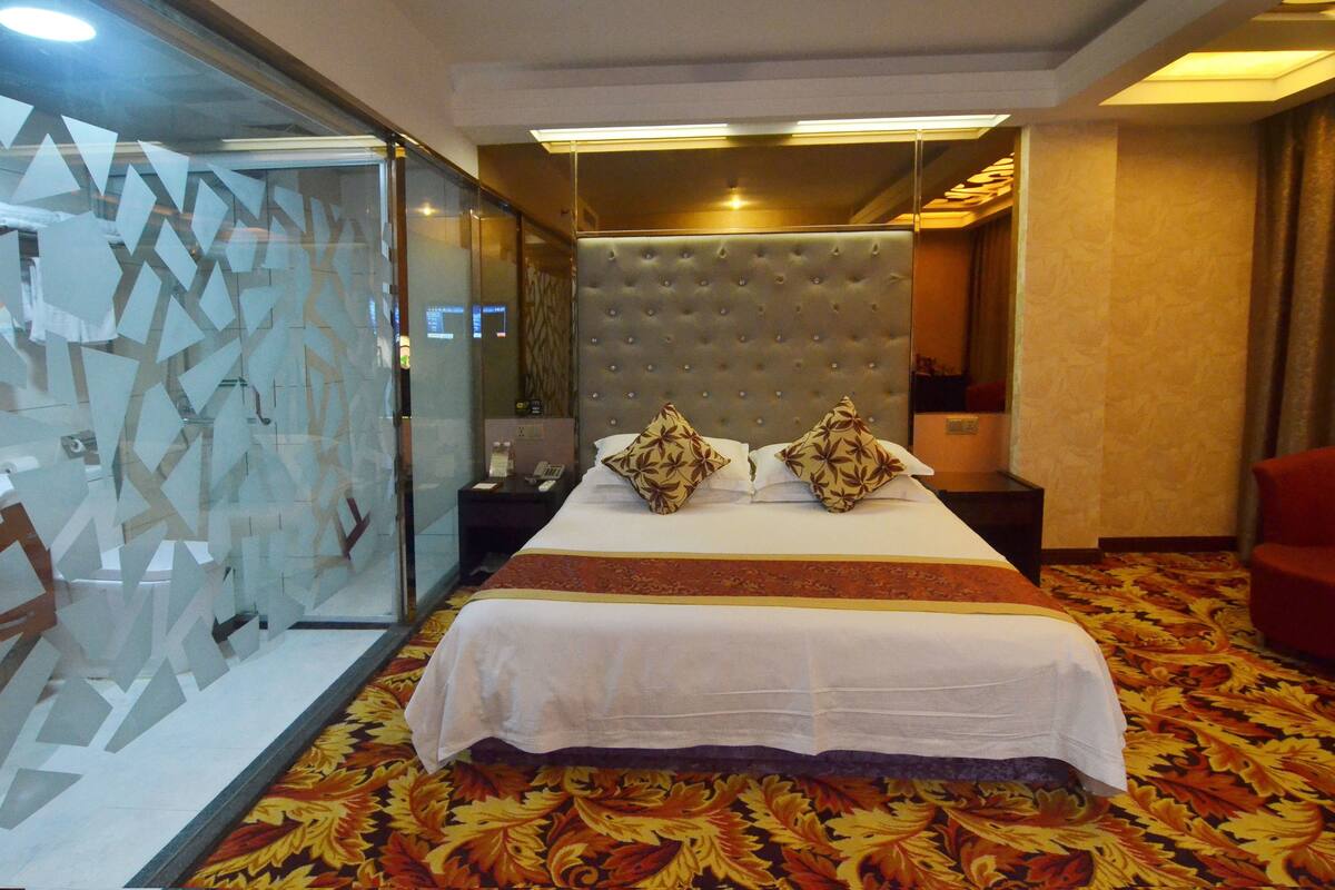 مكتب وستائر تعتيم ومكواة/لوح كي وواي فاي مجانًا