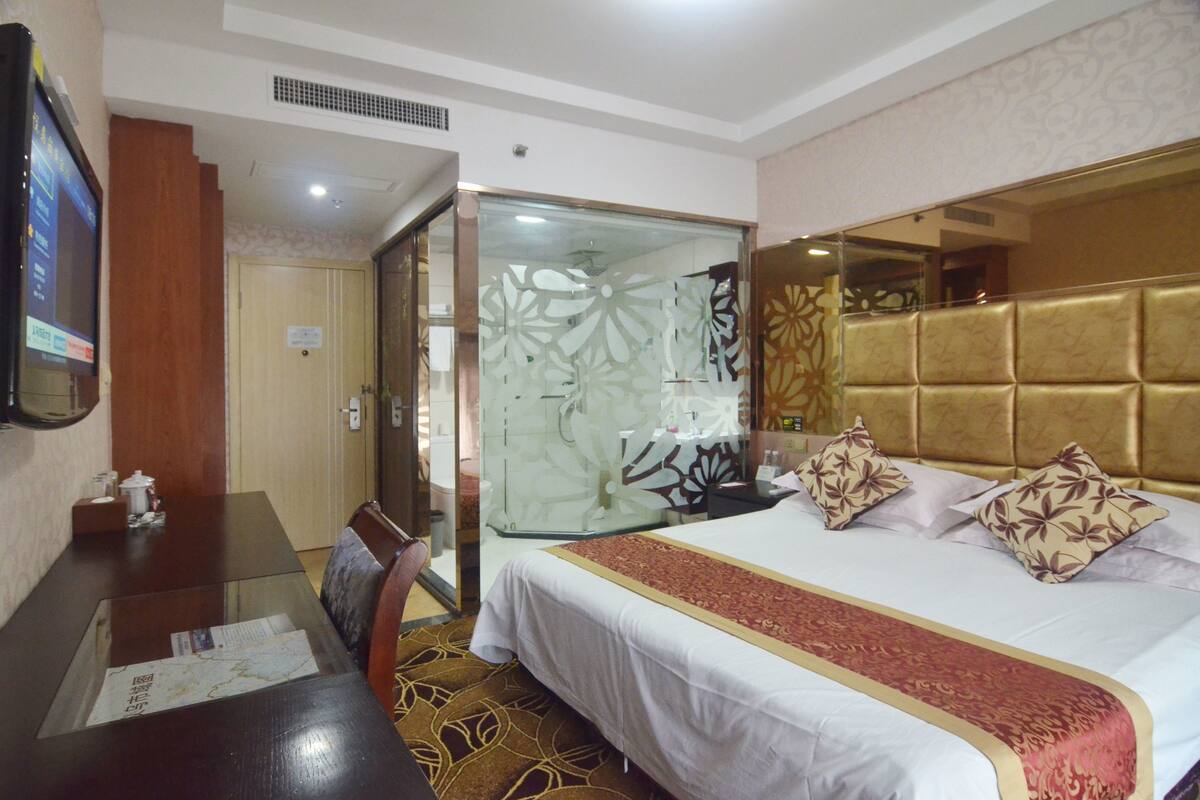 مكتب وستائر تعتيم ومكواة/لوح كي وواي فاي مجانًا