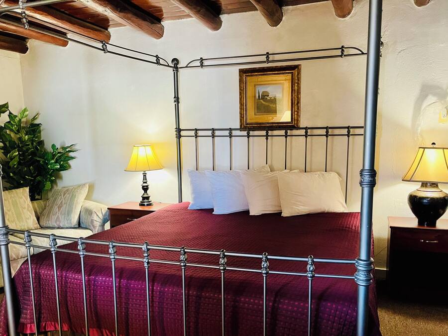 Room, 1 King Bed, Non Smoking | In-room safe, desk, free WiFi, bed sheets