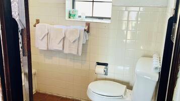 Kamar Keluarga, 2 Tempat Tidur Queen, Bebas Asap Rokok | Kamar mandi | Kombinasi shower/bathtub, perlengkapan mandi gratis,  dan handuk