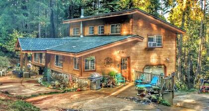 Una encantadora cabaña con dos master suites.