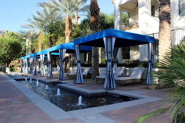 Una piscina al aire libre, una piscina climatizada