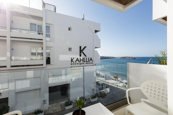 Un hôtel moderne doté d’un balcon offrant une vue sur la côte.