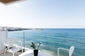 A balcony with a clear view of the sea, white chairs, and a potted plant. - Kahlua Boutique Hotel (Hersonissos)