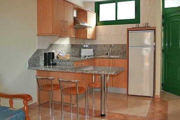 Frigorífico grande y cafetera o tetera